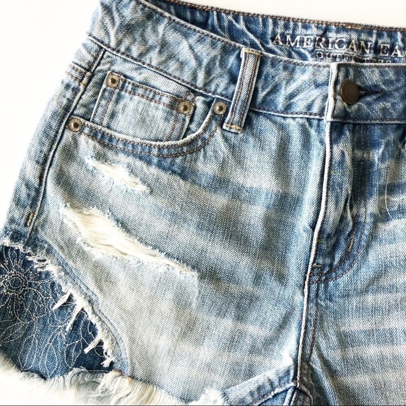 American Eagle Womens Medium Wash Embroidered Distressed Cutoffs Size 0 - Picture 3 of 11